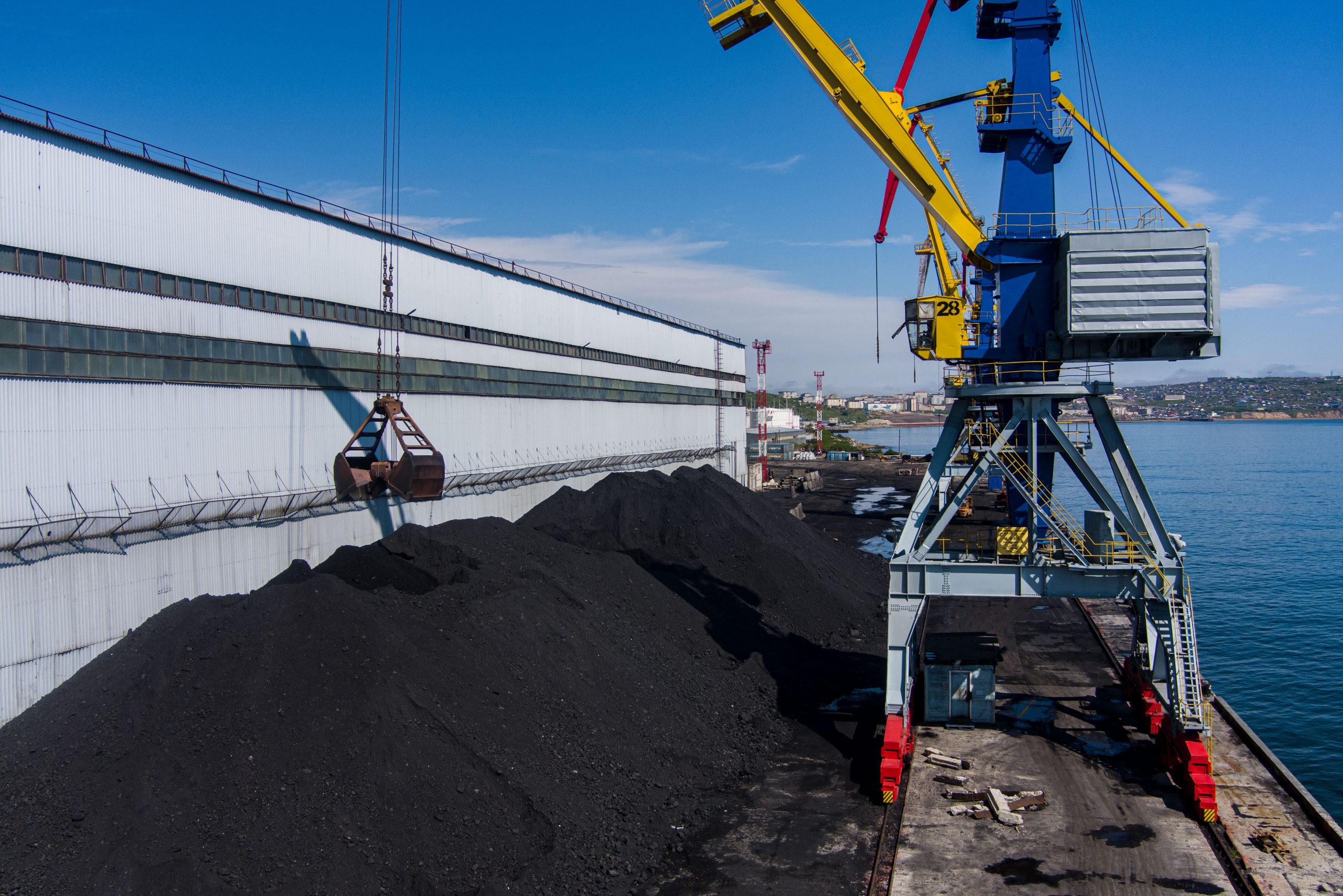 Первая партия угля для предстоящего отопительного сезона выгружена в Магаданском морском торговом порту 5 мая