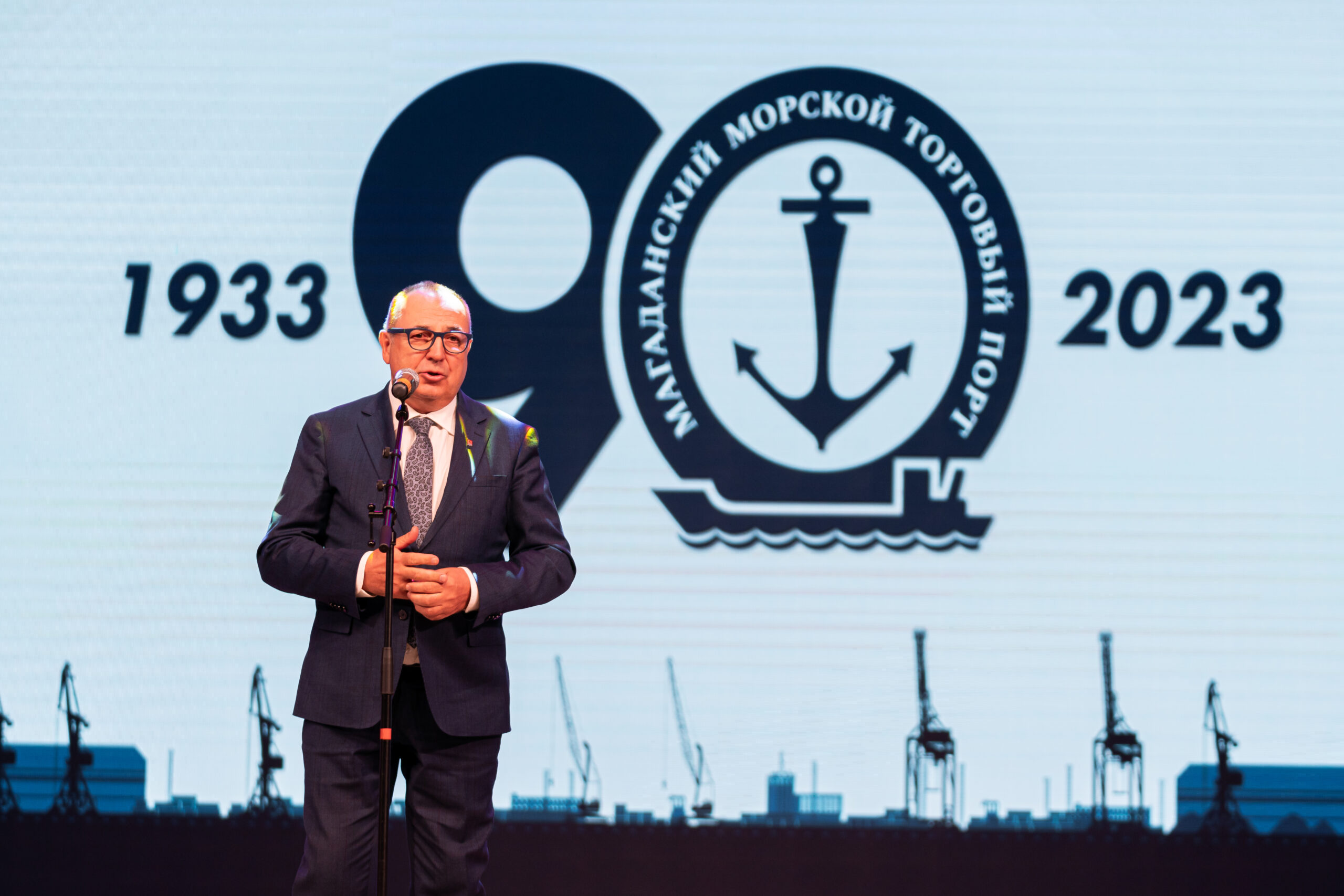 Юрий Гришан поздравил сотрудников Магаданского морского торгового порта с 90-летием предприятия